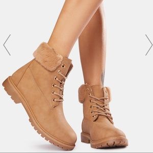 NWT Caramel Lace Up Boots 8 Dolls Kills they new